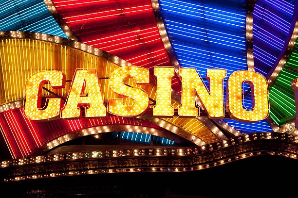 Live dealer at Singapore Pools table on direktur streaming professional casino gameplay